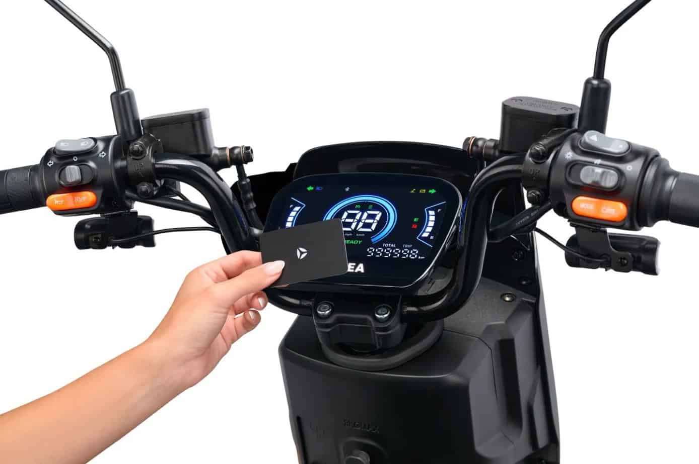 Električni moped GFX - vklop z NFC kartico, telefonom ali ključem
